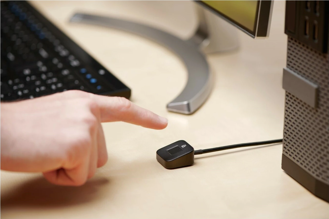 Biometrični čitalec prstnih odtisov Kensington VeriMark Desktop, USB, črn