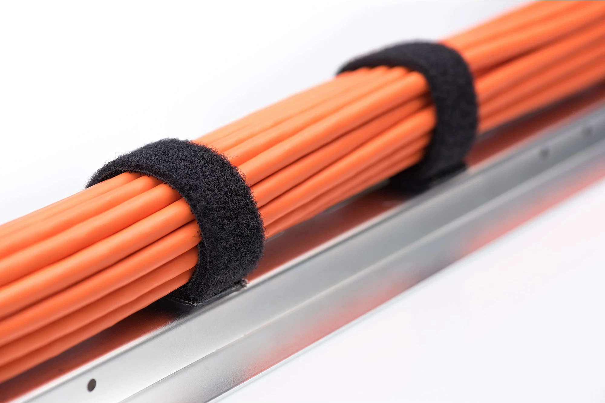 Sistem za upravljanje kablov 5,0 m, samolepljiv, črn Digitus Klett plizkopf