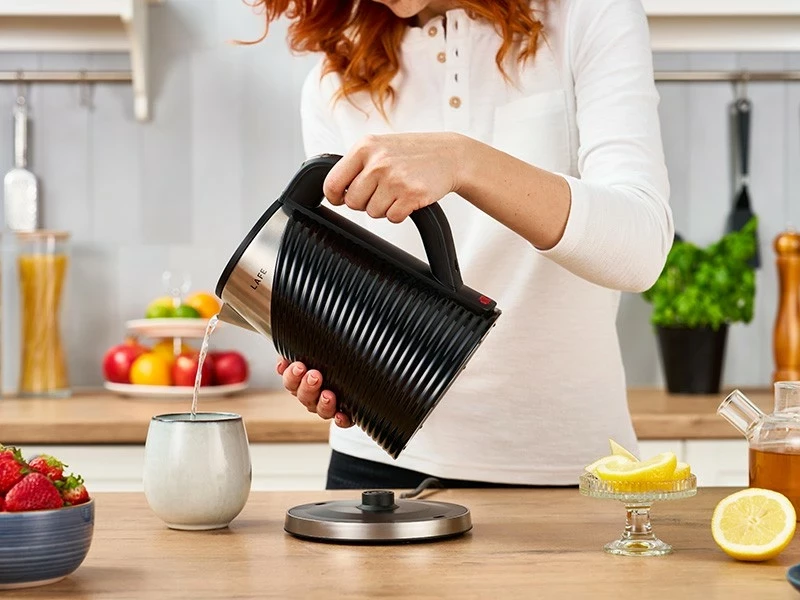 Električna kuhalnik vode 1,8 L, 1800 W, črno-srebrn Lafe