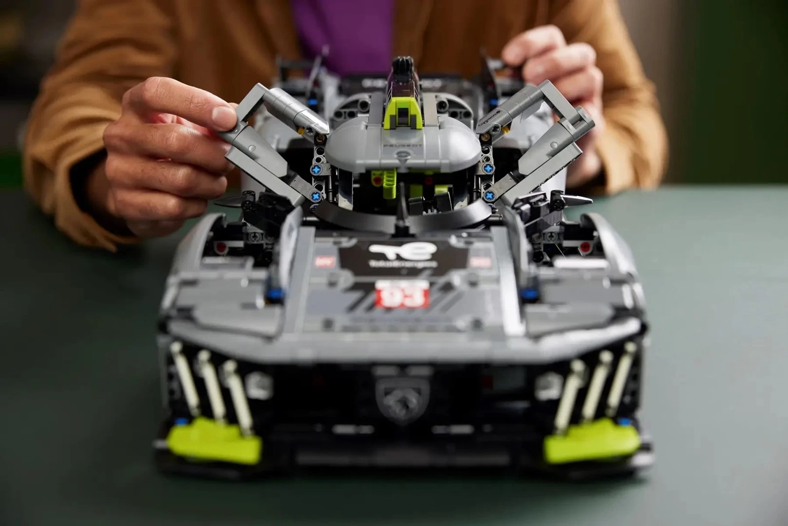 Model teknični Peugeotov 9X8 - LEGO TECHNIC 42156 24H Le Mans