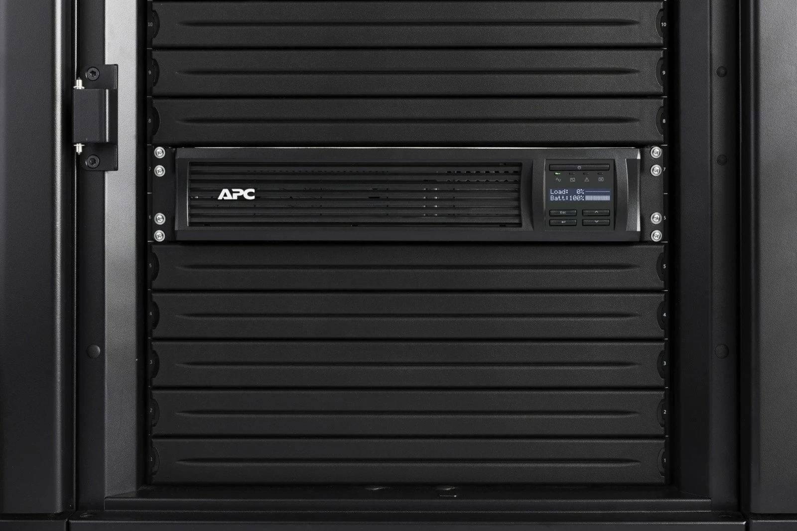 UPS ohišje APC SMT750RMI2UC, 750 VA/500 W, 2U, SmartConnect, črno/srebrno
