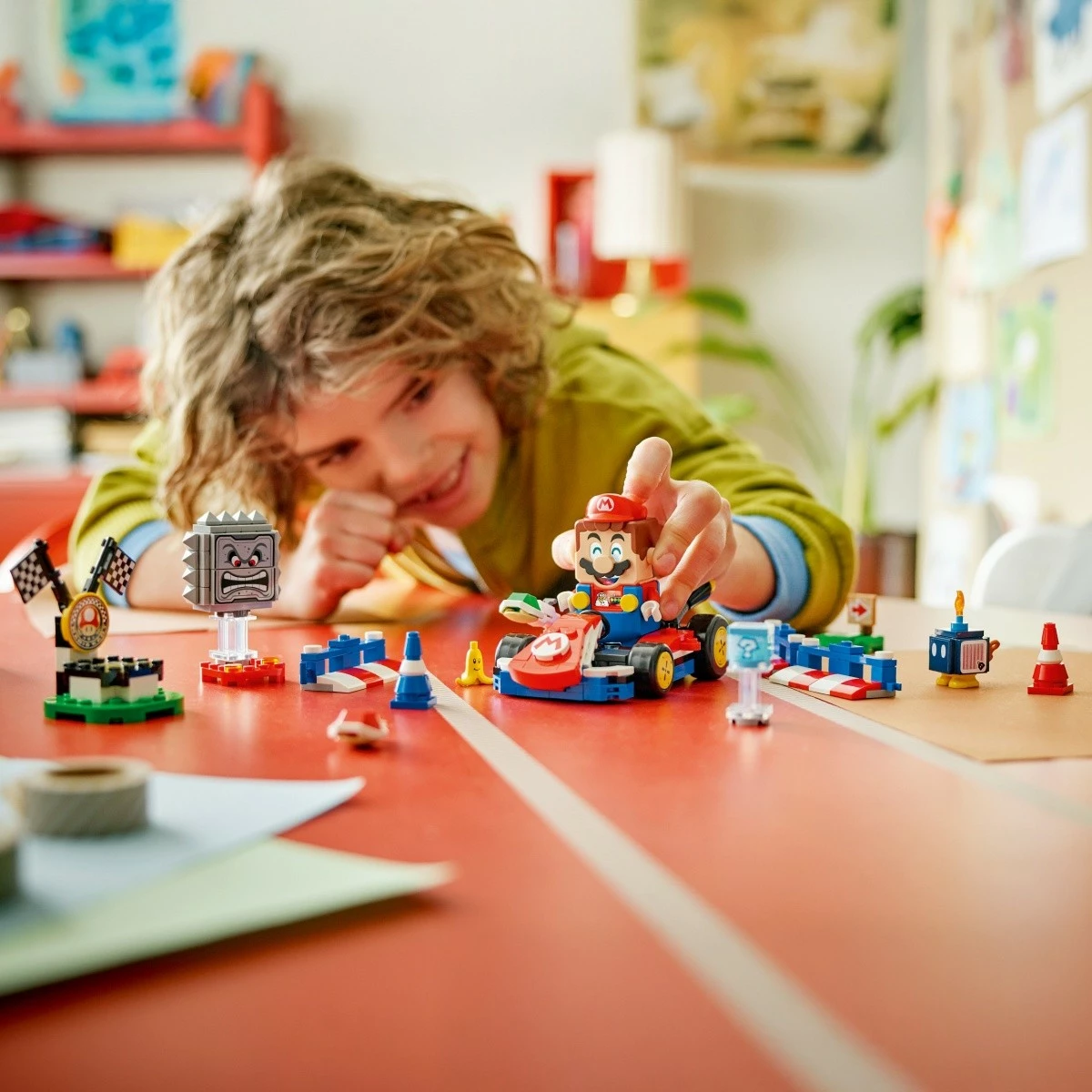 Komplet za dirkanje z interaktivno figurico Mario in standardnim gokartom, LEGO Super Mario Mario Kart 72043, 278 kosov