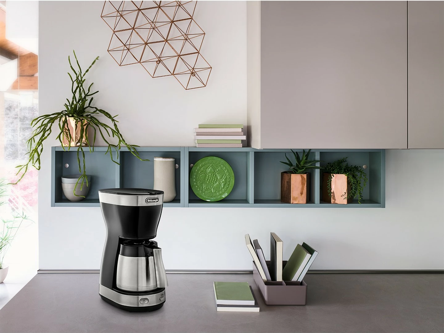 Kavni aparat DeLonghi Dedica Style ICM 16710, 1,25 L, 1000 W, črn, srebrn