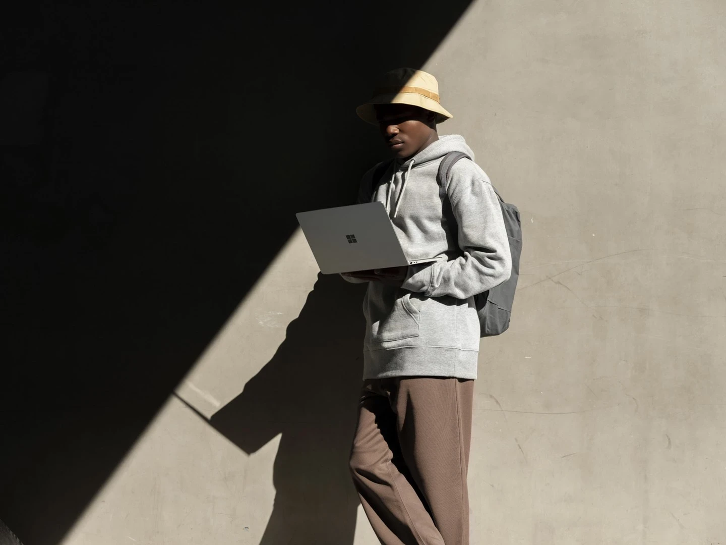 Kompakten prenosnik 12,4" Intel Core i5, 8 GB RAM, 256 GB SSD, Intel UHD Graphics, Microsoft Surface Go, bel