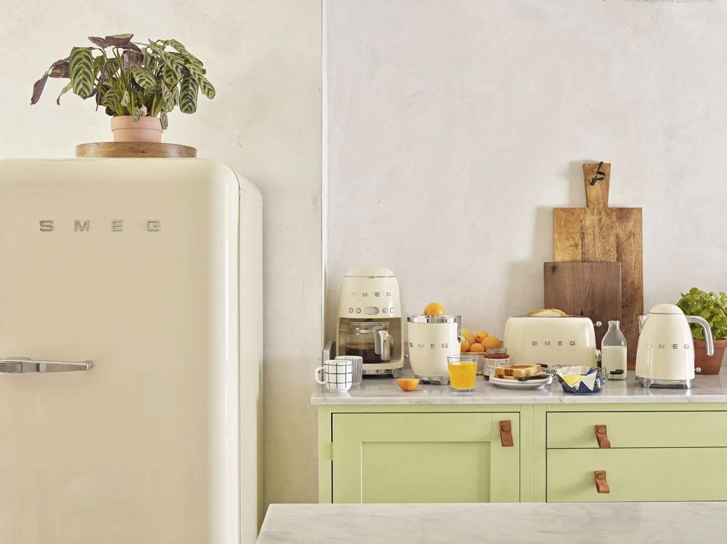 Retro čajnik 50's Style SMEG KLF03CREU, krem