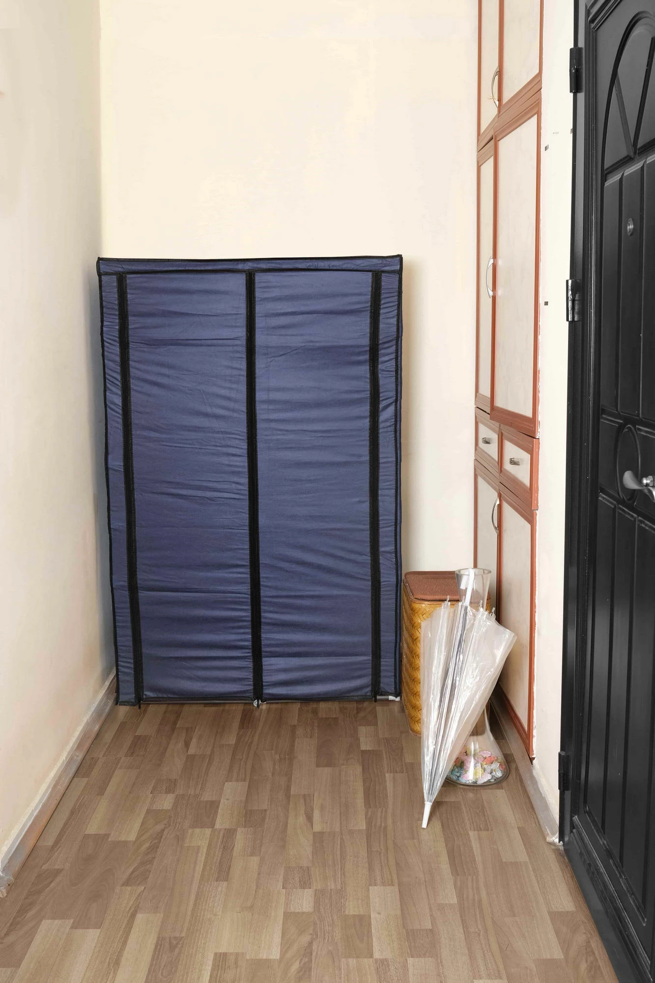 Omara za čevlje Skye Decor, bež - temno modra
