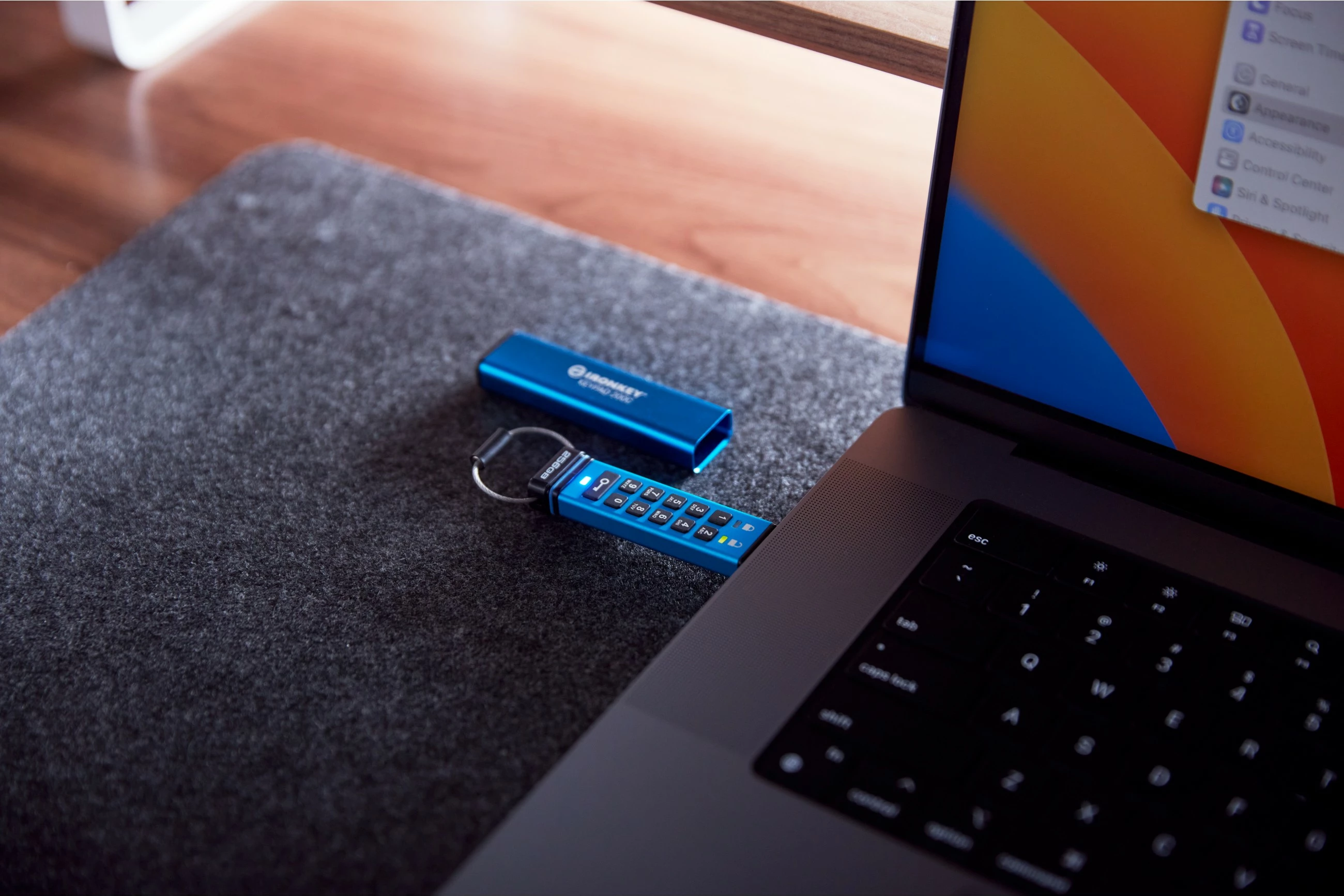 Visokozmogljiv USB ključek Kingston IronKey Keypad 200C 256GB, USB-C, moder