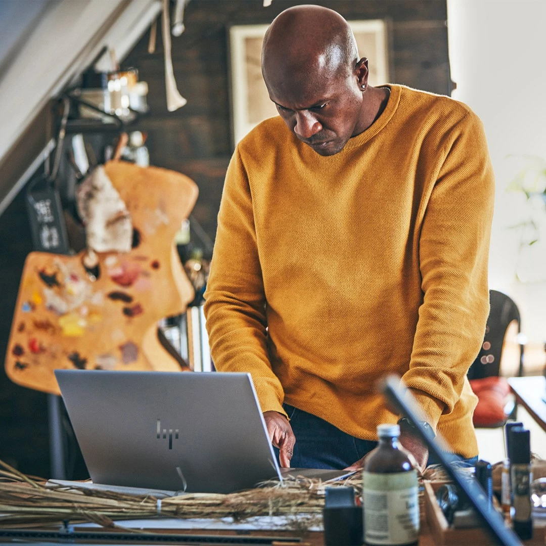 Prenosnik 16" WUXGA, 64GB RAM, 2TB SSD, RTX 3000, siv, HP Studio G11 Ultra 7 165H