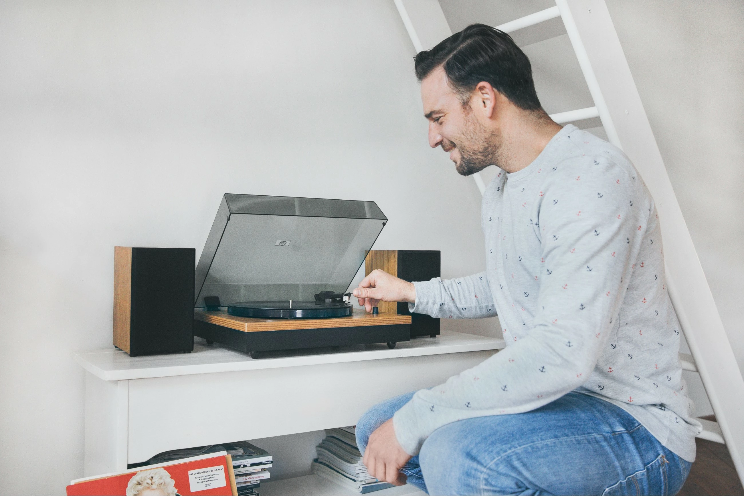 Gramofon Lenco LS-300, Bluetooth, 2 zvočnika, les/črn