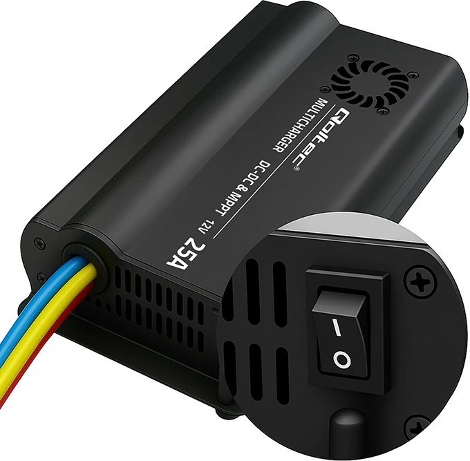 Polnilec DC-DC Qoltec 51920, 12 V, 25 A, z MPPT, črn