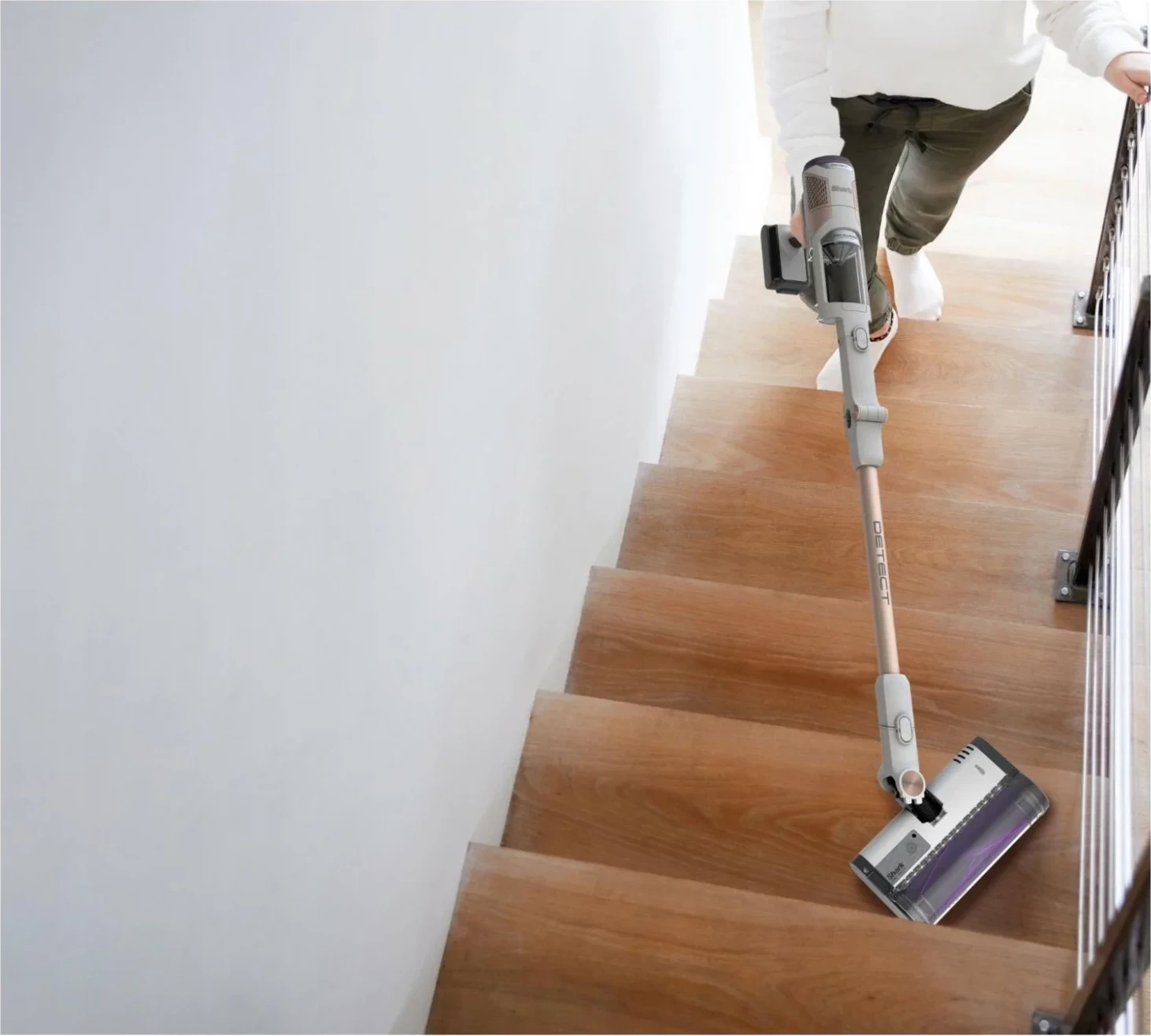 Sesalnik, zlat Shark IW3612EU