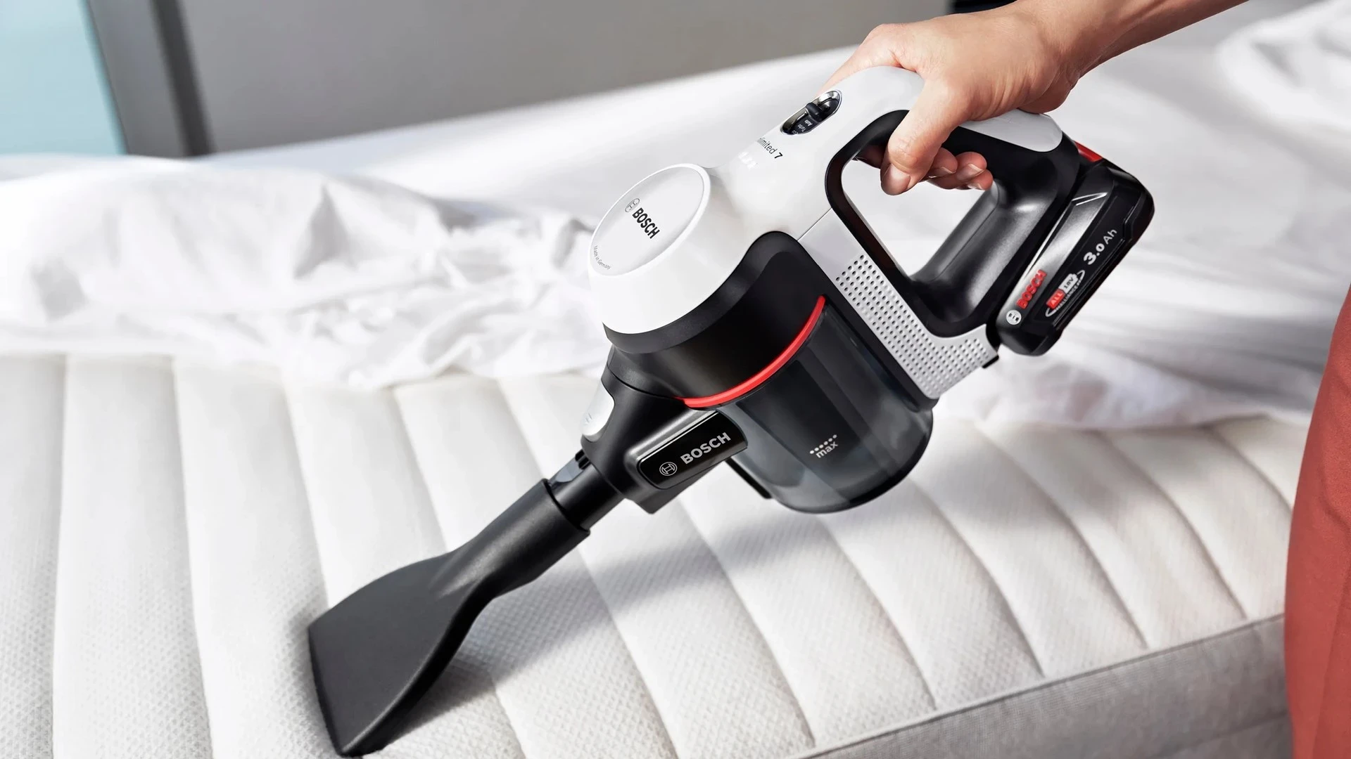 Sesalnik na baterijo BOSCH BCS 711XXL, črn