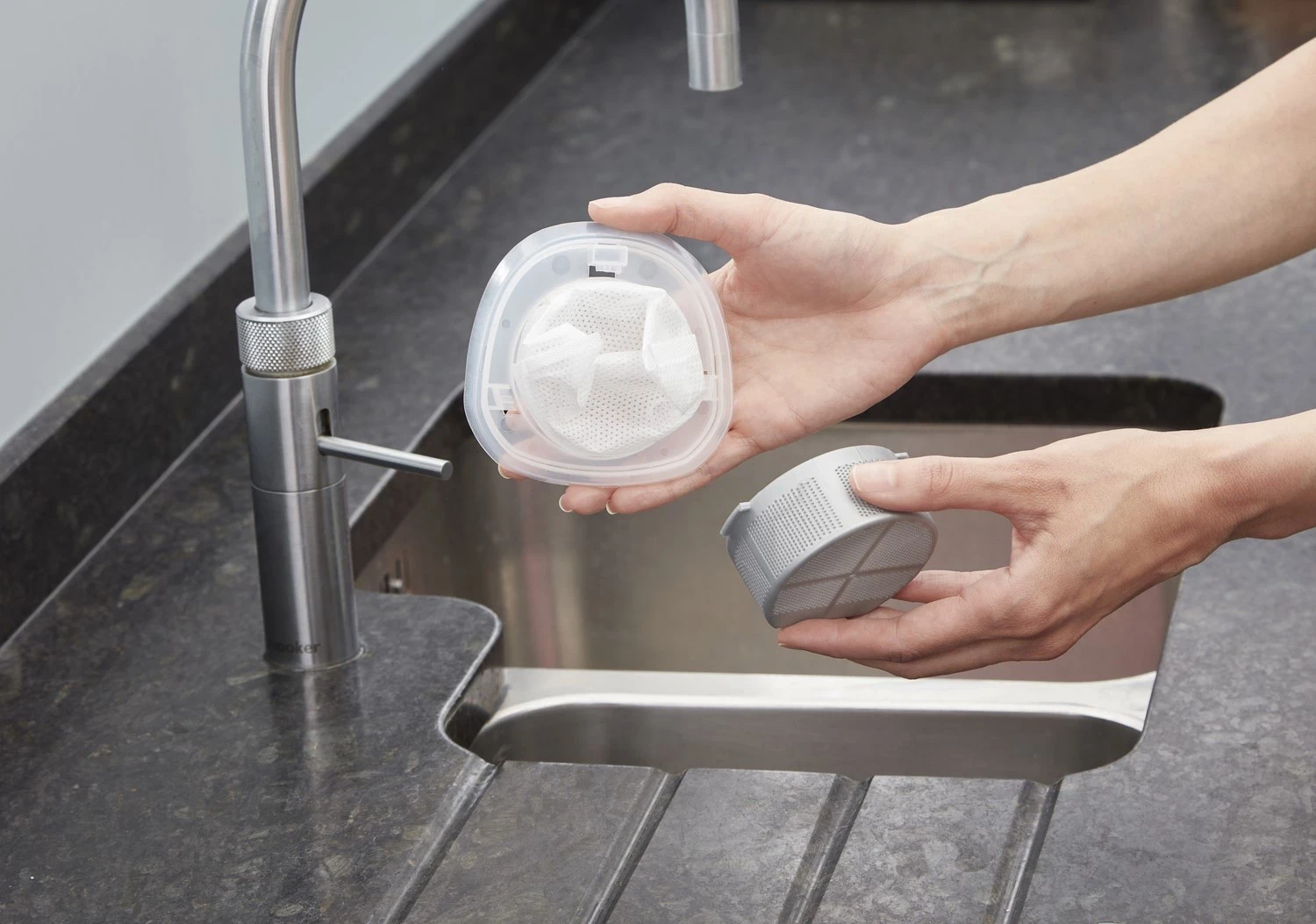 Ročni sesalnik Black&Decker, siv-srebrn