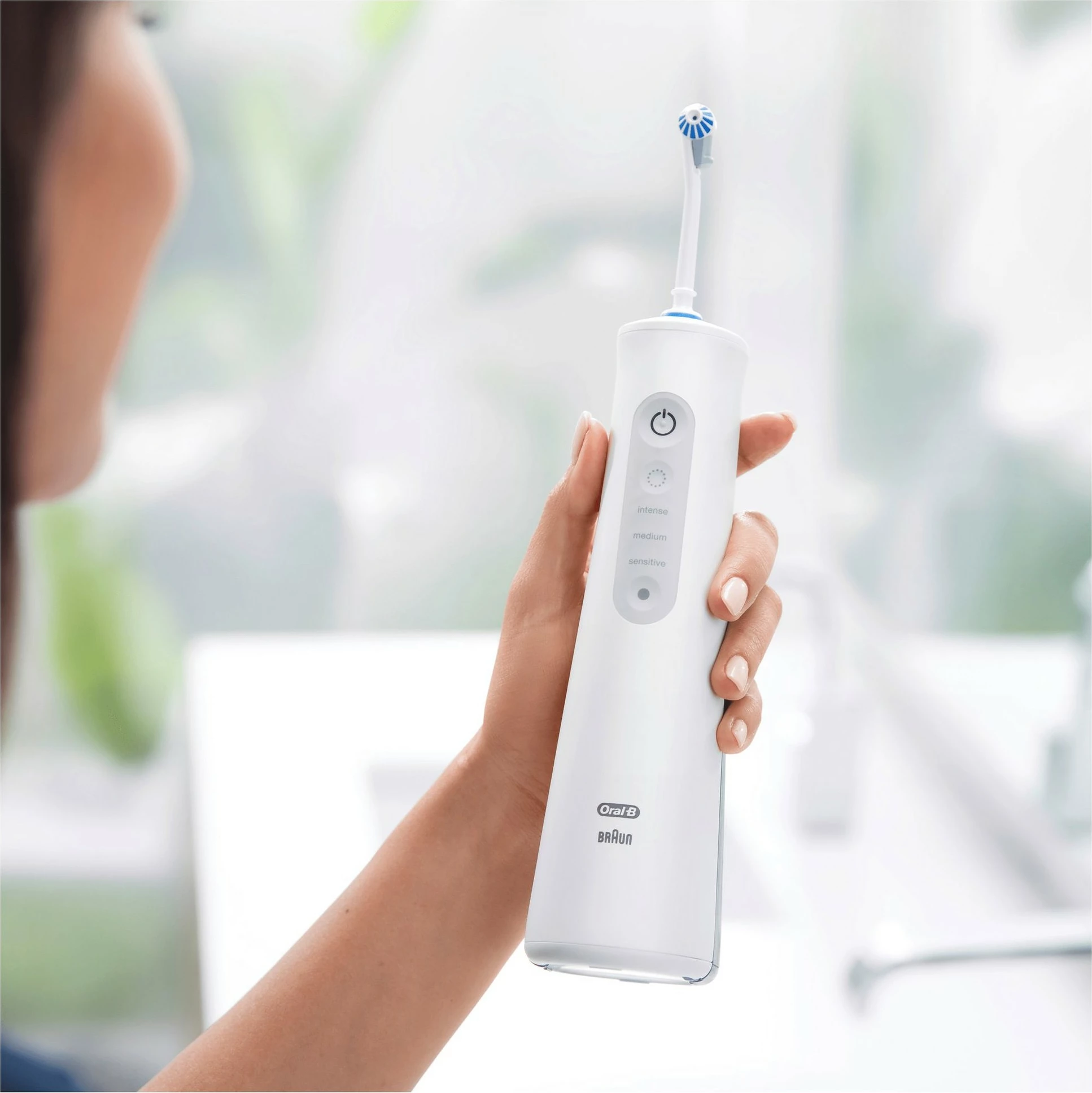 Irigator za ustno votlino brez kabla, Oral‑B AquaCare 6 Pro‑Expert, 0,15 L, bel