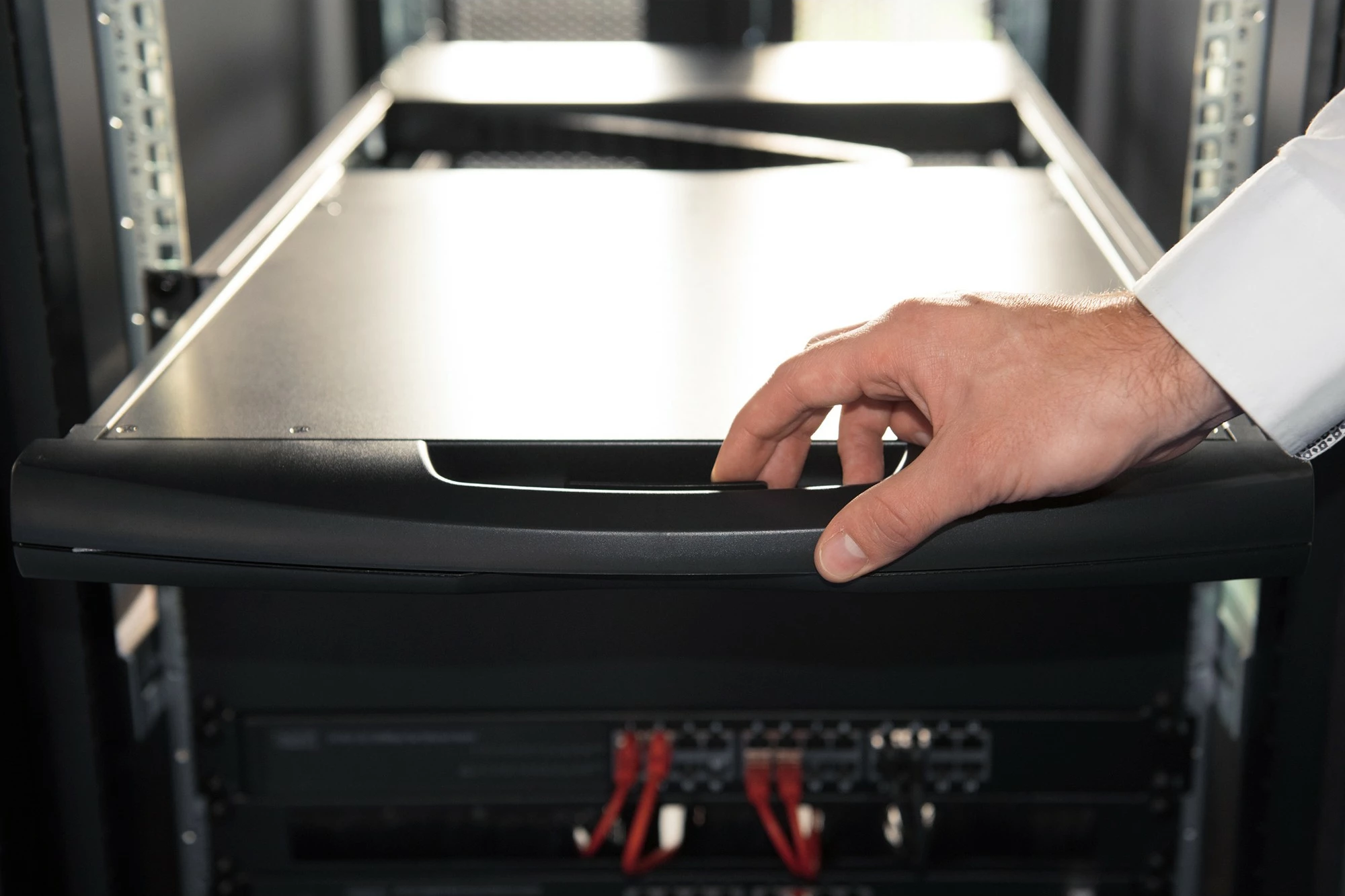 Modularna konzola 17\" HD LCD, 8-portni KVM CAT5, Digitus, črna