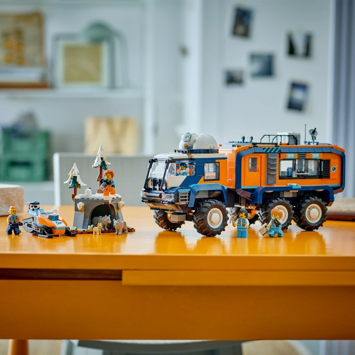 Gradbeni set Arctic Explorer Laboratory Truck LEGO City 60471, 1.064 kosov, plastika