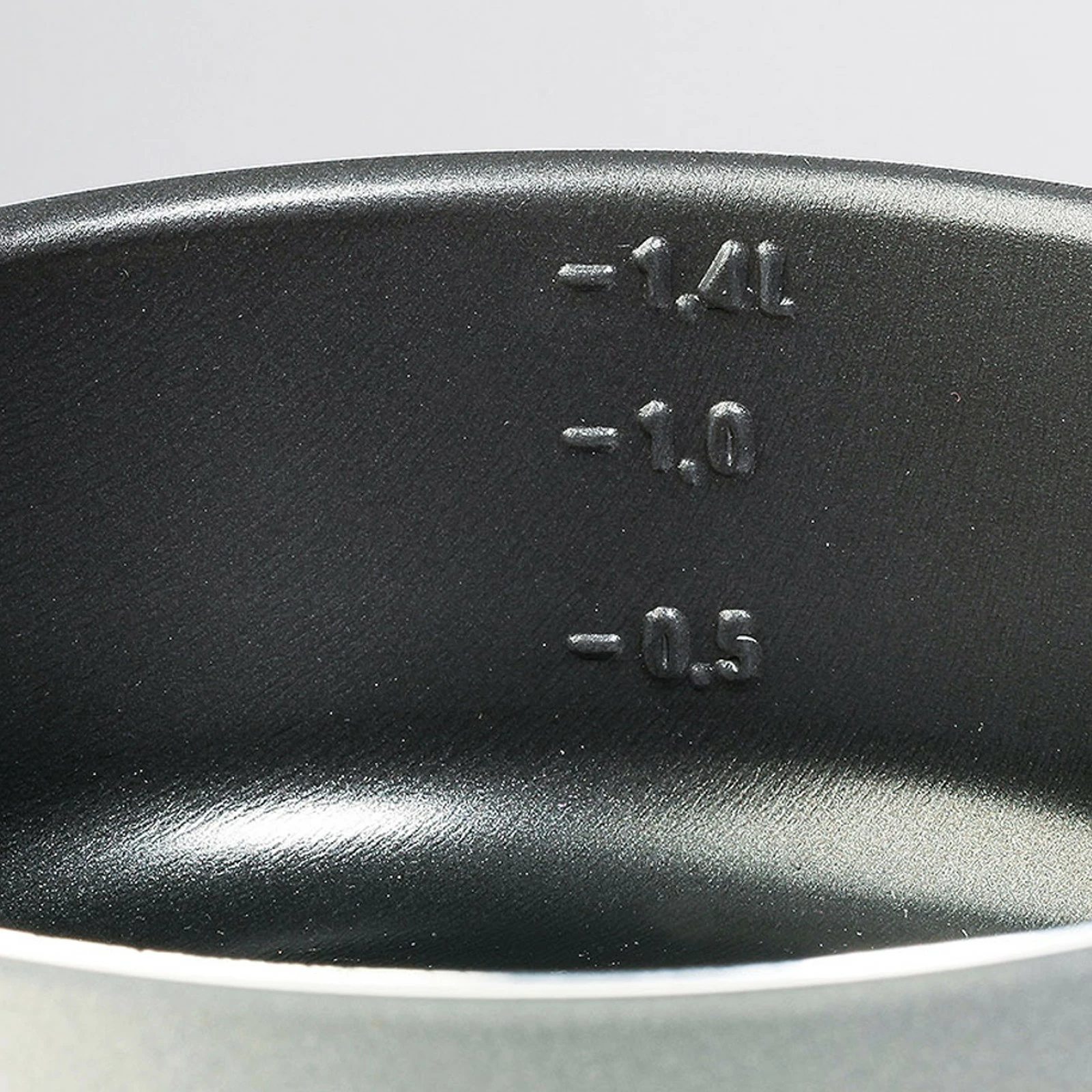 Komplet kamping posode za 2 osebi, aluminij, s silikonskimi ročaji, z jedilnim priborom Meva NA19001