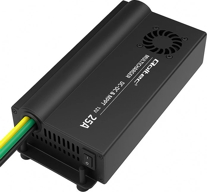 Polnilec DC-DC Qoltec 51920, 12 V, 25 A, z MPPT, črn