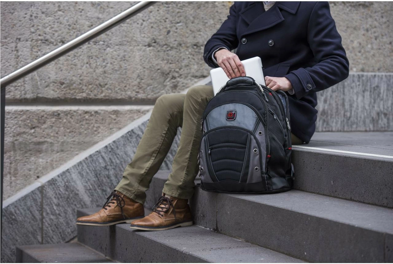 Nahrbtnik za prenosnik 15,6'' Wenger Synergy, črn/siv