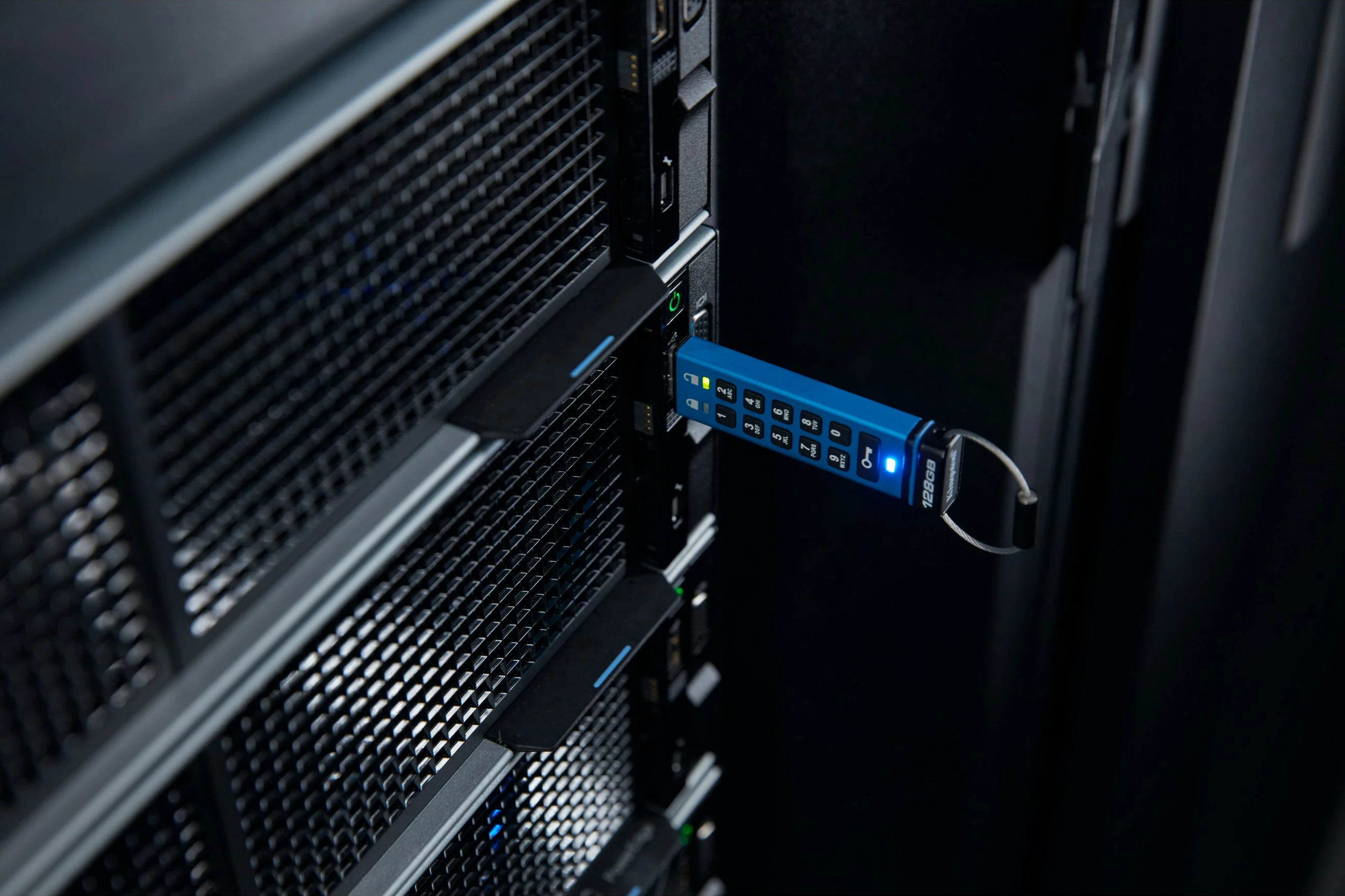 USB ključek z vgrajeno tipkovnico 128GB, Kingston IronKey Keypad 200C, USB-C, modra