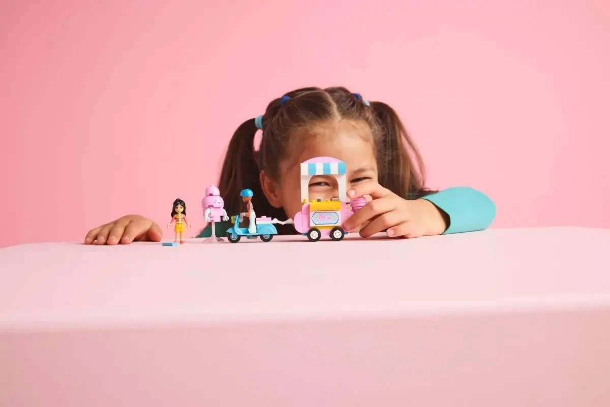 Stojalo s sladkorno peno in skuter, LEGO Friends 42643, rožnato