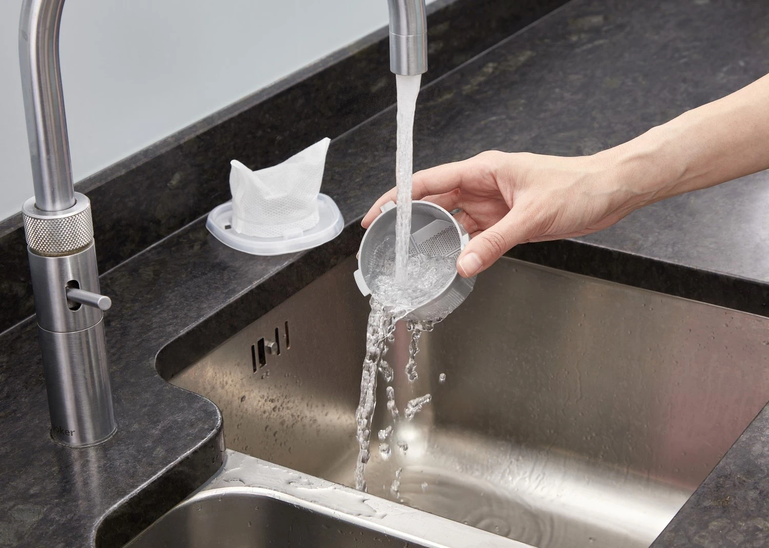 Ročni sesalnik Black&Decker, siv-srebrn