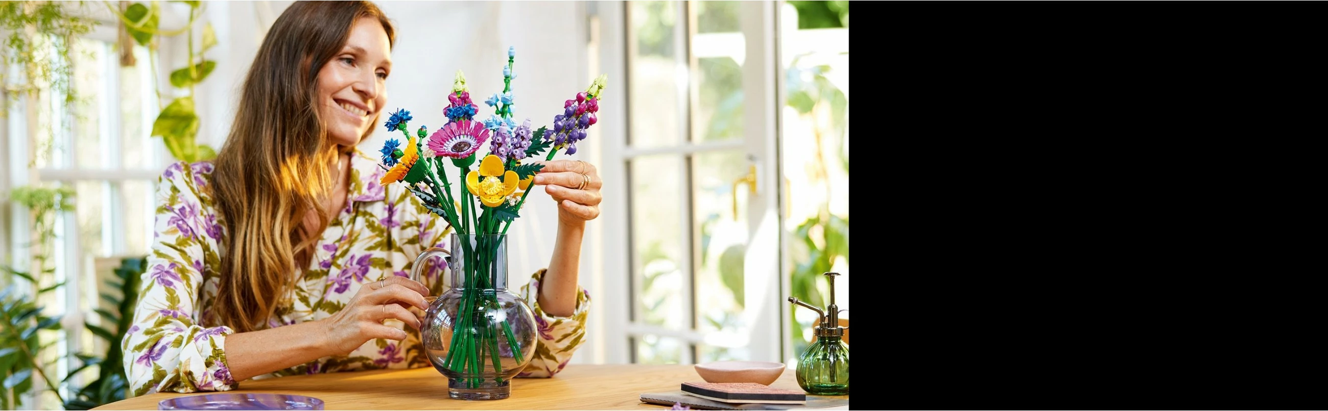 Cvetlična šopka LEGO ICONS Wildflower Bouquet, 939 kosov, večbarvno