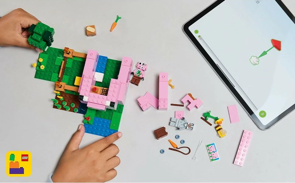 Gradbeni set LEGO Minecraft 21268 Hiša malih prašičkov, 238 kosov, večbarvno