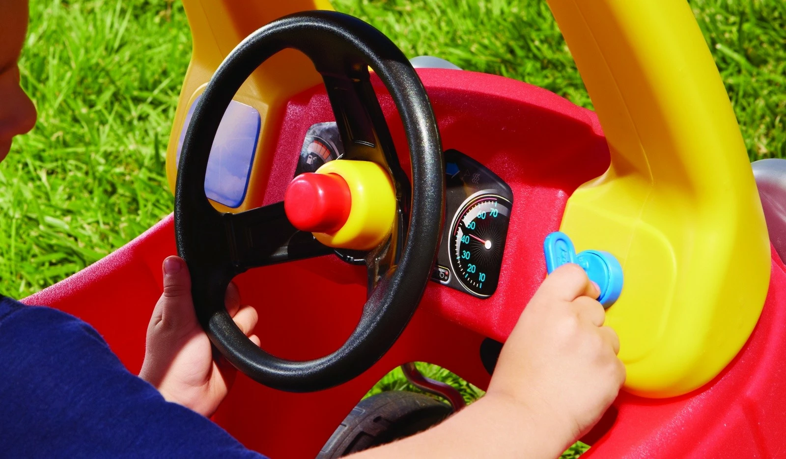 Igračeča voziček z novimi očmi, rdeče/rumen Little Tikes Cozy Coupe