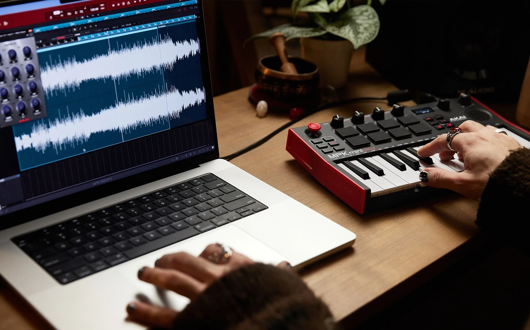 Muzikalni kontroler AKAI MPK Mini Play MK3, črno/rdeč
