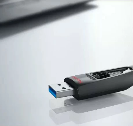 USB ključek 64GB USB 3.0, Sandisk Ultra, črn