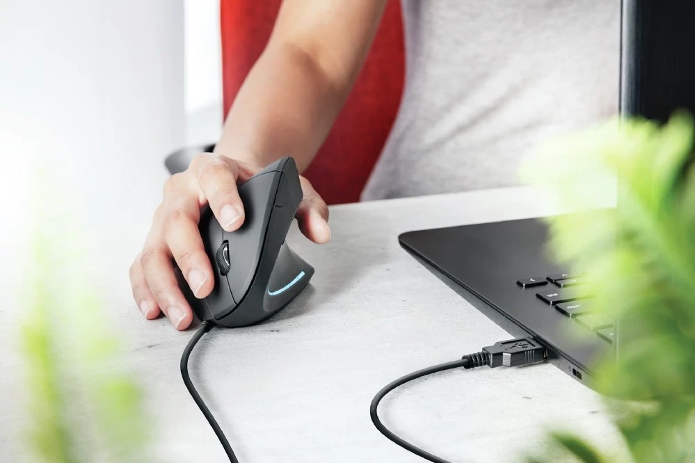 Vertikalni miš z žico, črn – Trust Verto