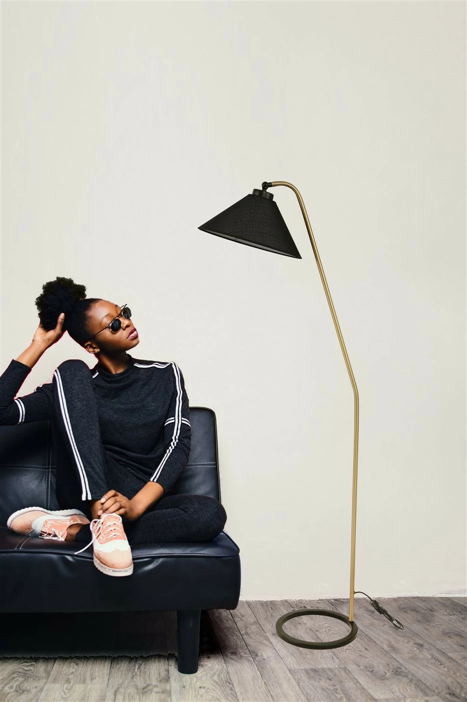 Talna svetilka, črna, z abažurjem iz ratana Opviq Delta