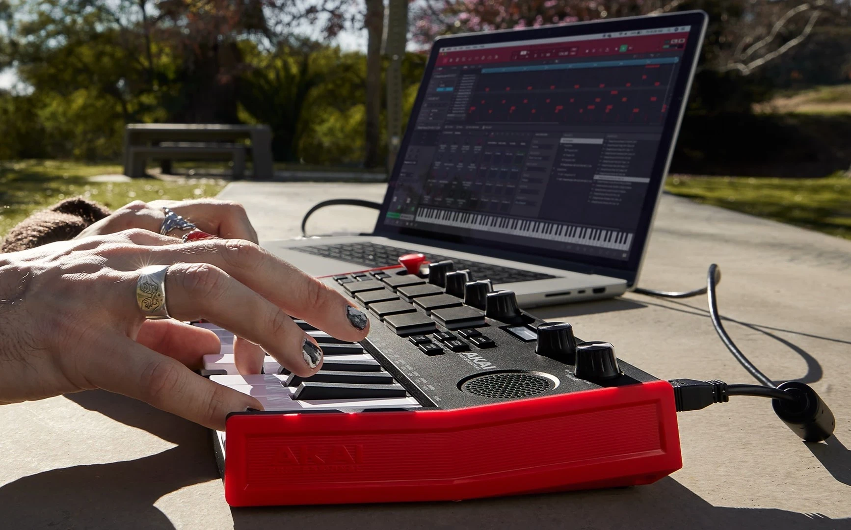 Muzikalni kontroler AKAI MPK Mini Play MK3, črno/rdeč
