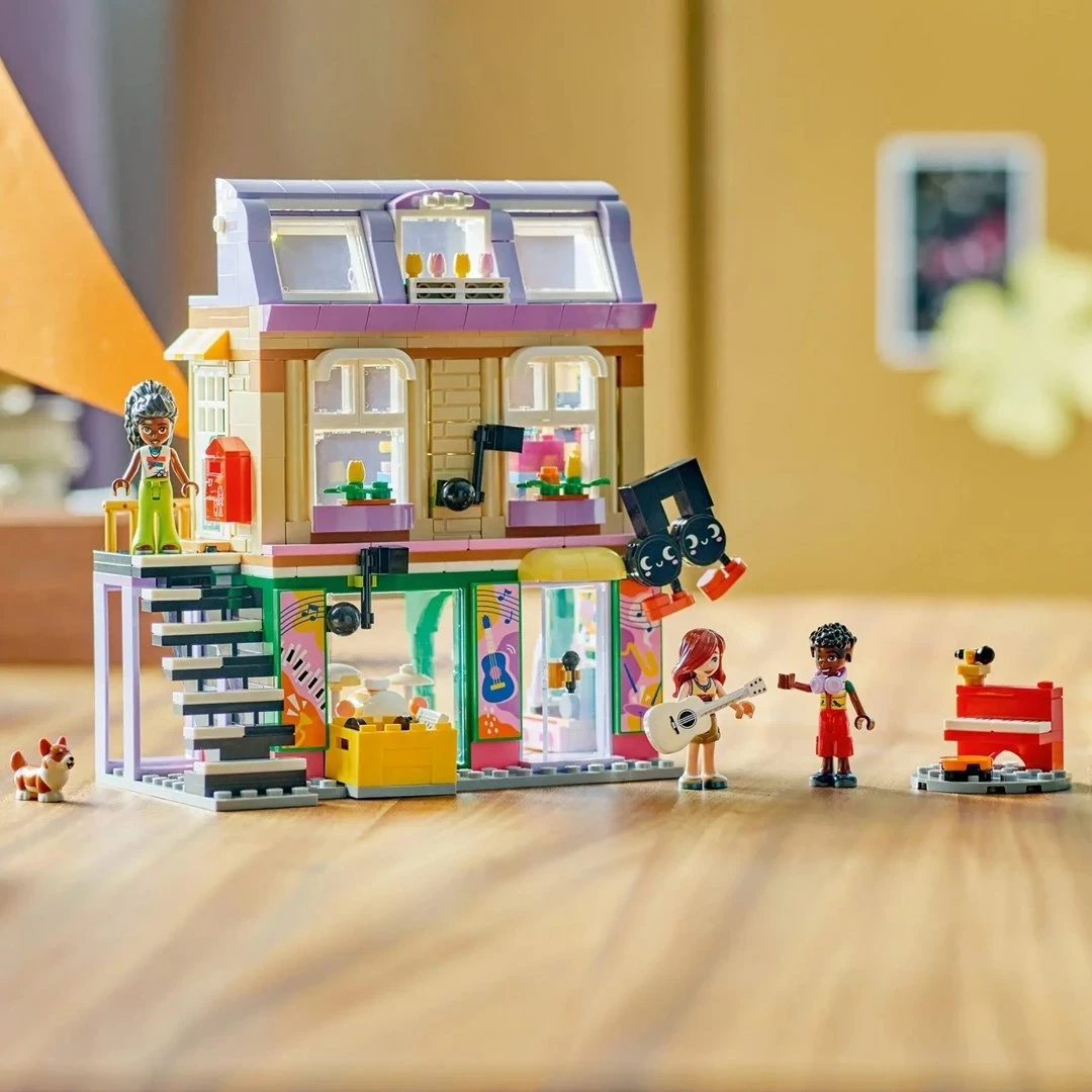 Igralni set trgovina z glasbo in stanovanje 42653 LEGO Friends, 3 minifigure, za otroke 7+