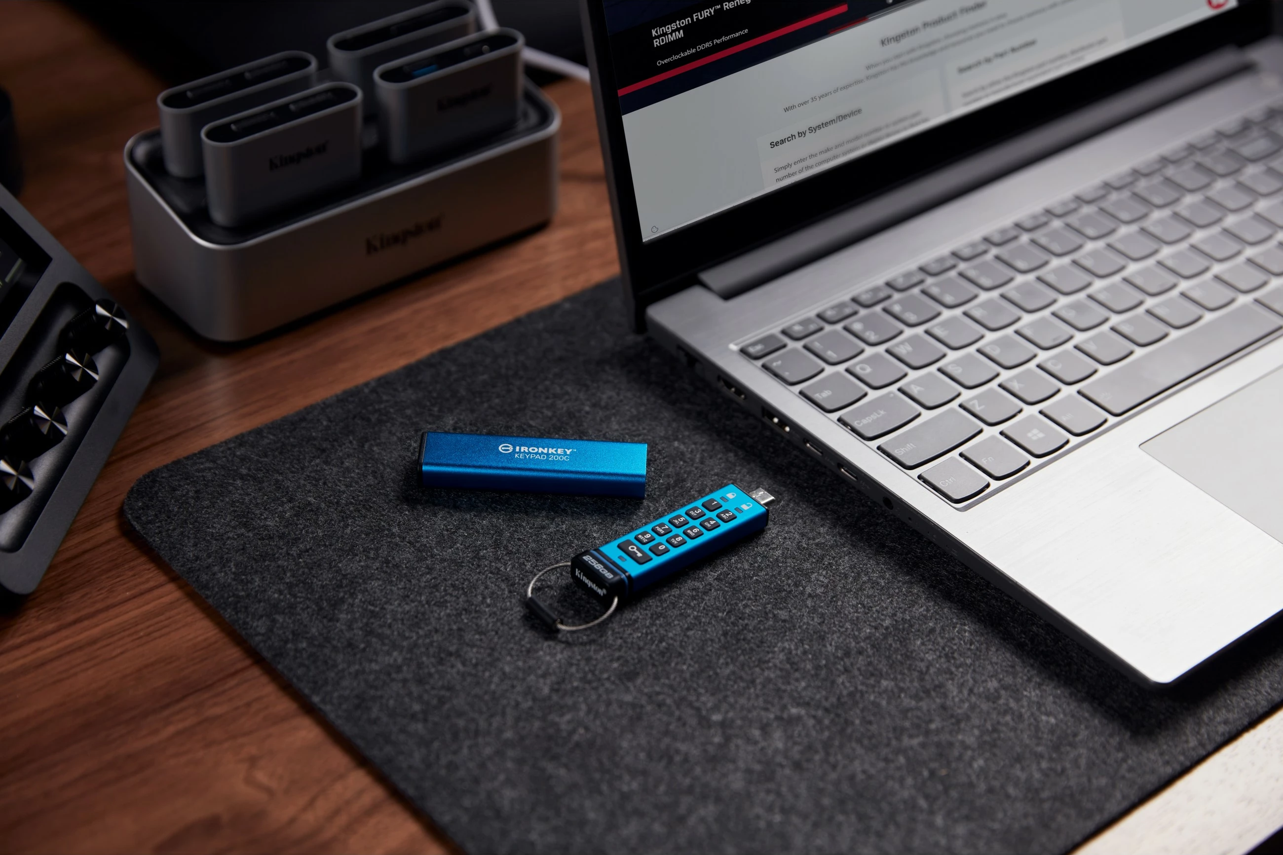 Visokozmogljiv USB ključek Kingston IronKey Keypad 200C 256GB, USB-C, moder