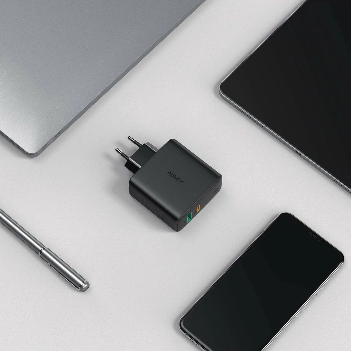 Stenski polnilec AUKEY PA-D3, 60 W, 2x USB (USB-C + USB 3.0), črn