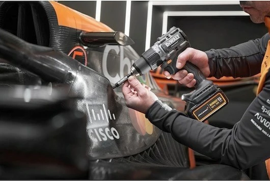 Brezžični vrtalnik-izvijač, 18V, 5Ah, 2 bateriji, rumen/črn, z valizko DeWalt MCLAREN DCD85MP2T