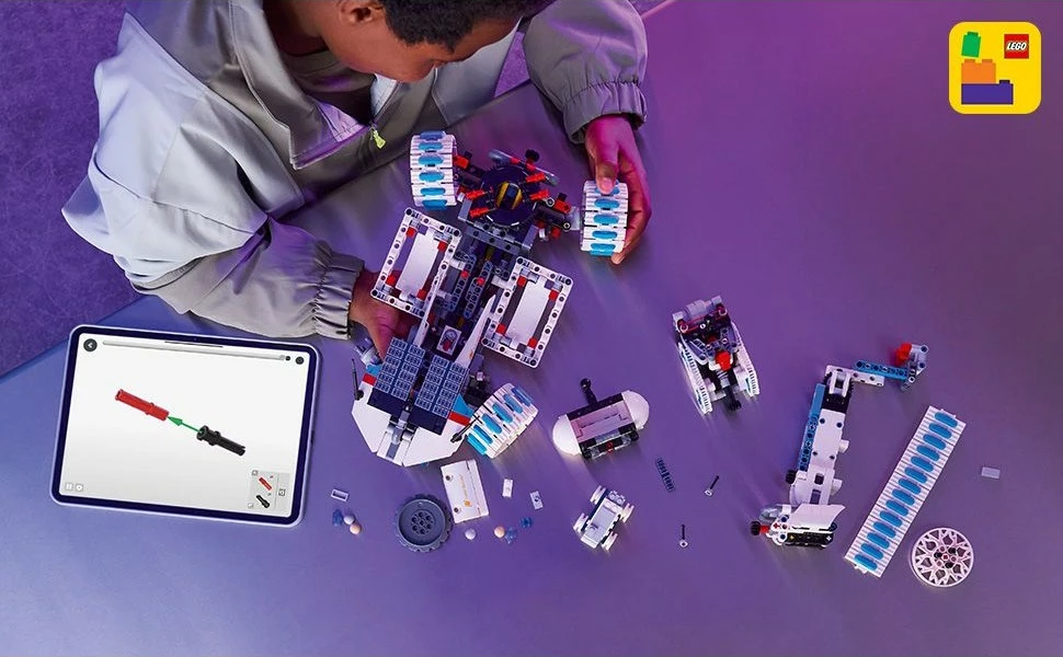 Gradbeni set LEGO Technic Lunar Outpost 42211, 1082 kosov, večbarven