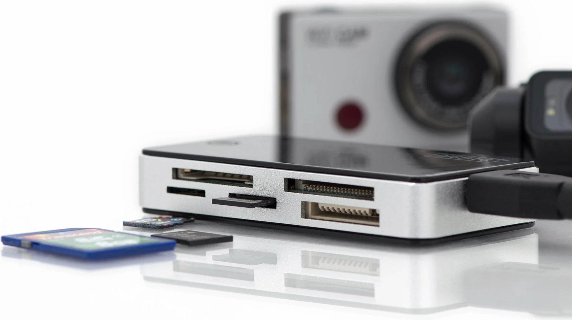 All-in-one čitalec kartic Digitus, USB 3.2 Gen 1, 1 m, črno/bel
