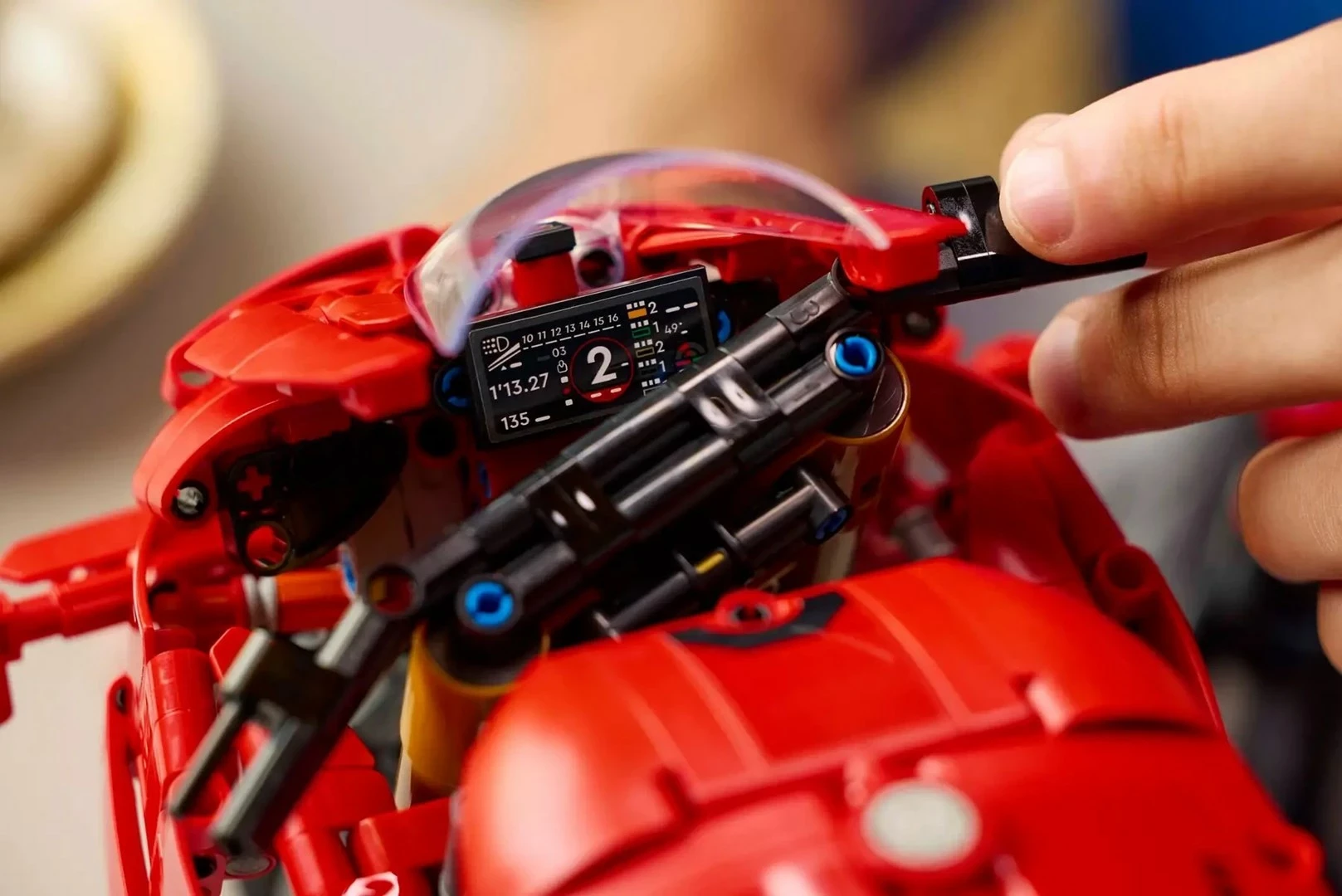Detajni model motocikla LEGO Technic Ducati Panigale V4 S, Model 42202, rdeč