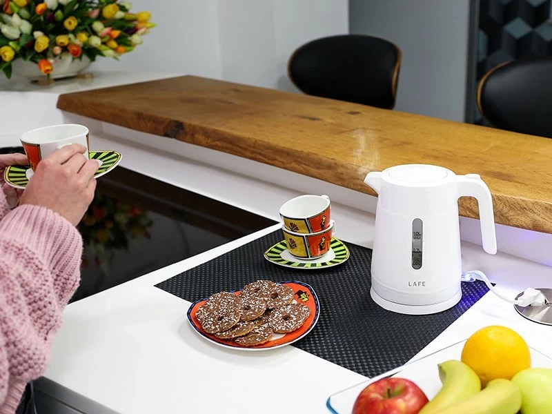 Električni čajnik 1 L, Lafe Essential S, bel