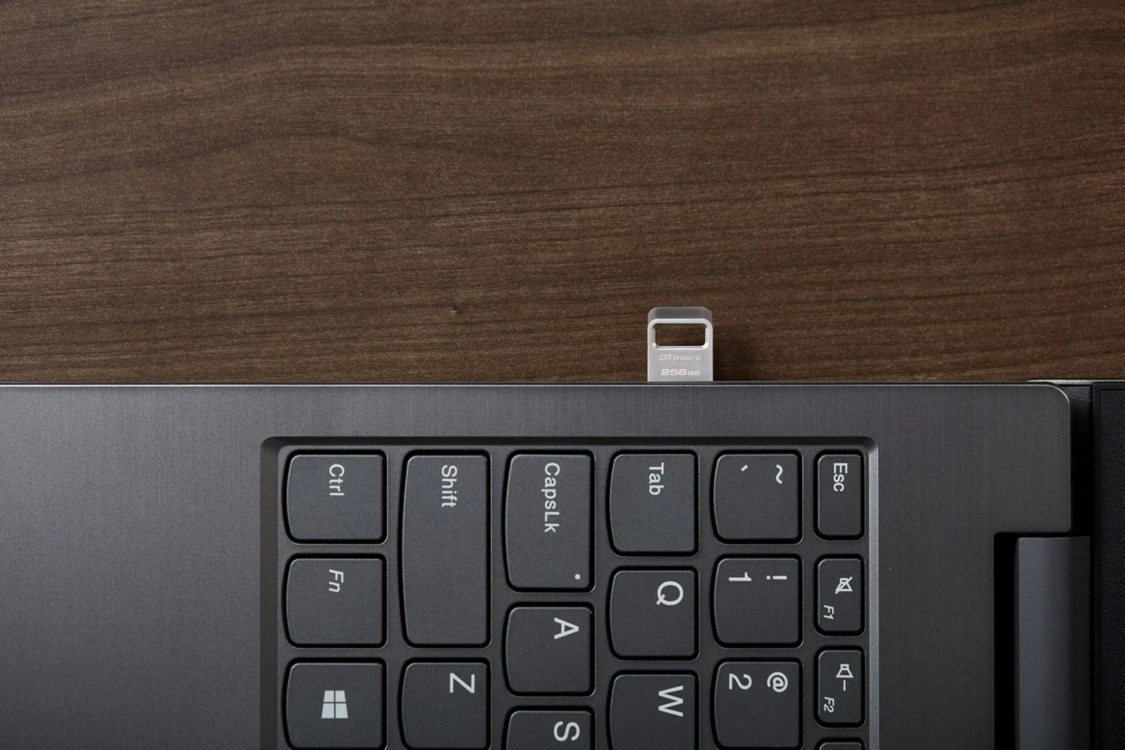 USB ključek Kingston DataTraveler 256 GB, kovinski, srebrne barve