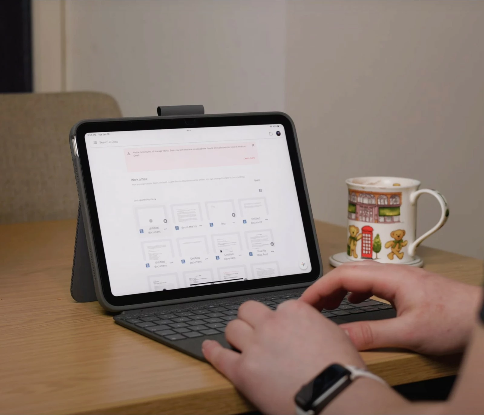 Torbica z tipkovnico Logitech Combo Touch, QWERTZ, nemščina, z drsno ploščico, siva