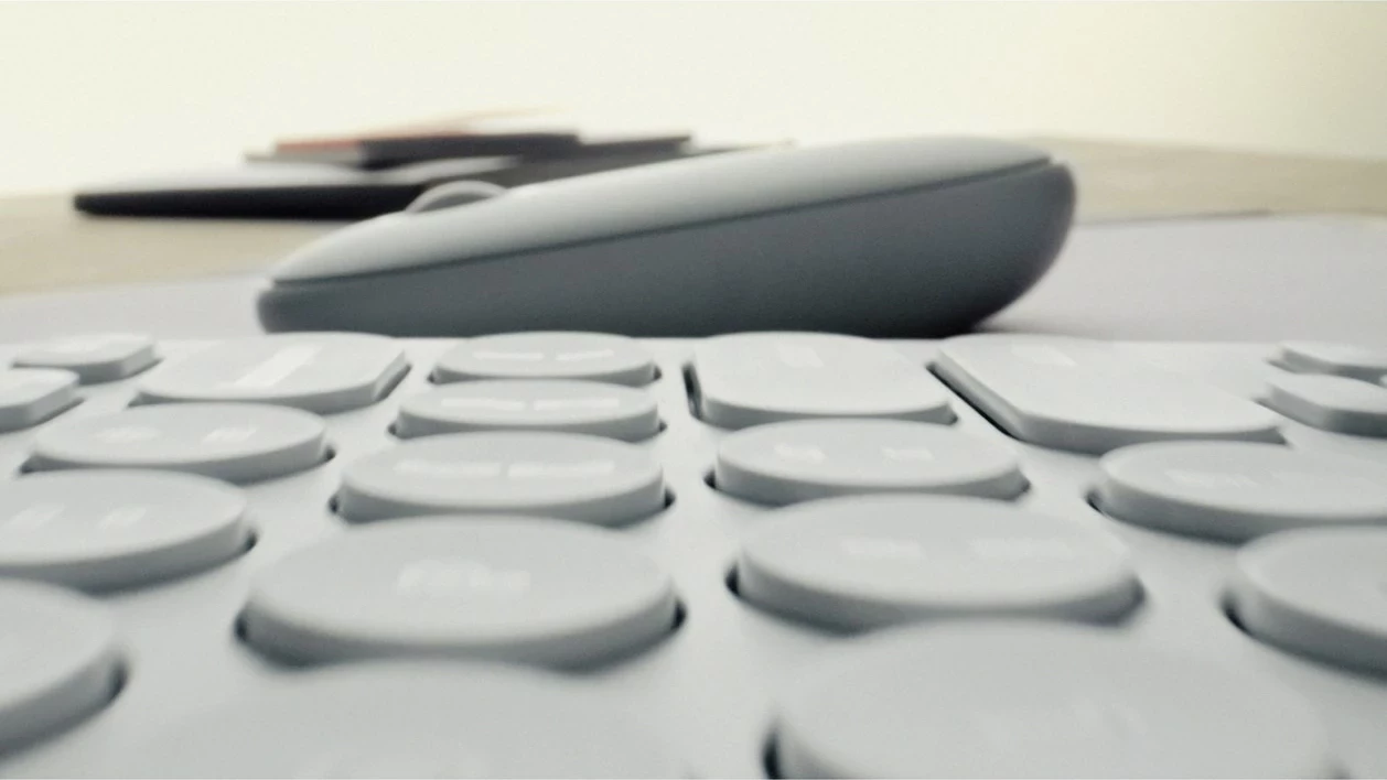 Brezžični ambidekstralni miš, 4000 DPI, bel – Logitech 910-007013