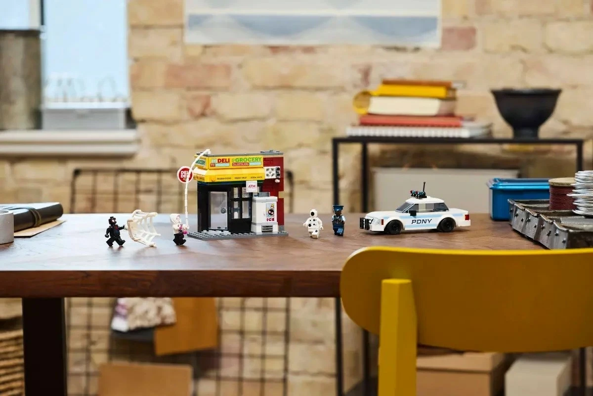 Set z 375 kockami Marvel Miles Morales proti The Spot, LEGO 76311